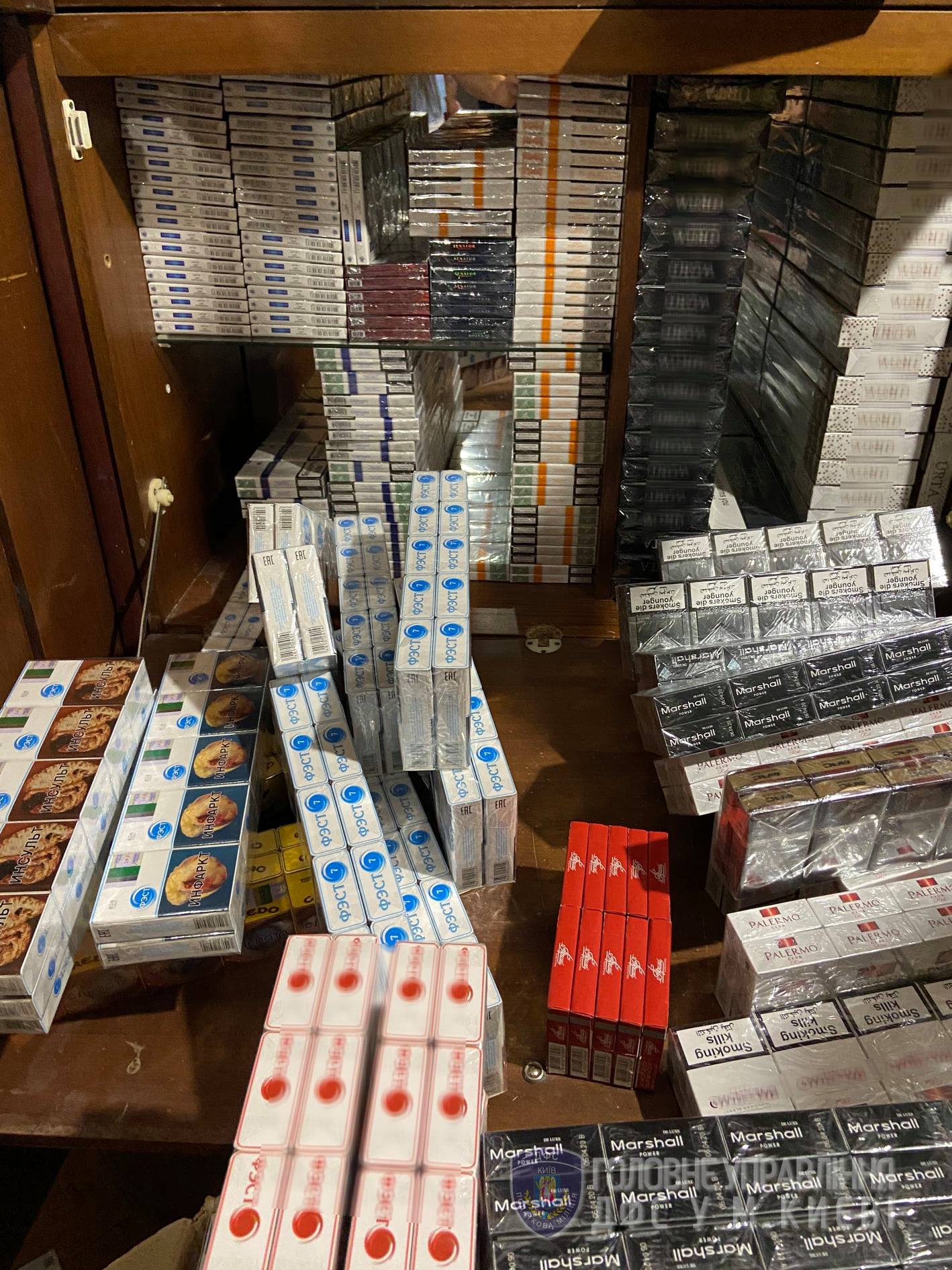 ДФС провела в Києві 10 обшуків в місцях продажу фальсифікованих тютюнових виробів