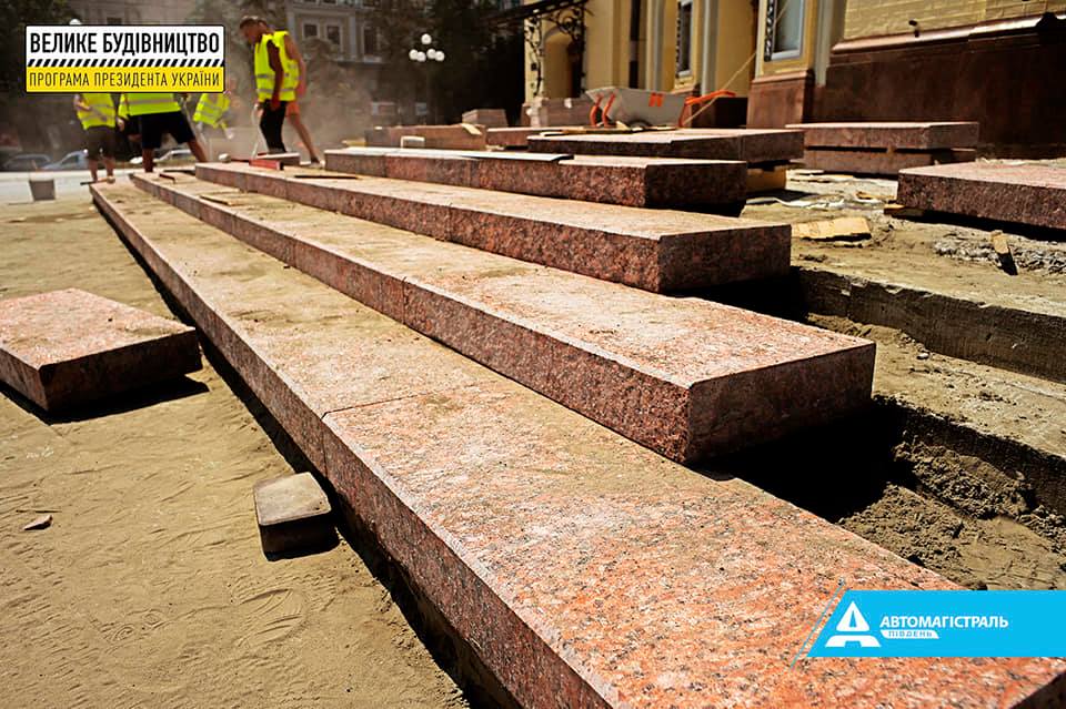 У Києві до Дня незалежності планують відновити фасад опери і площу біля неї