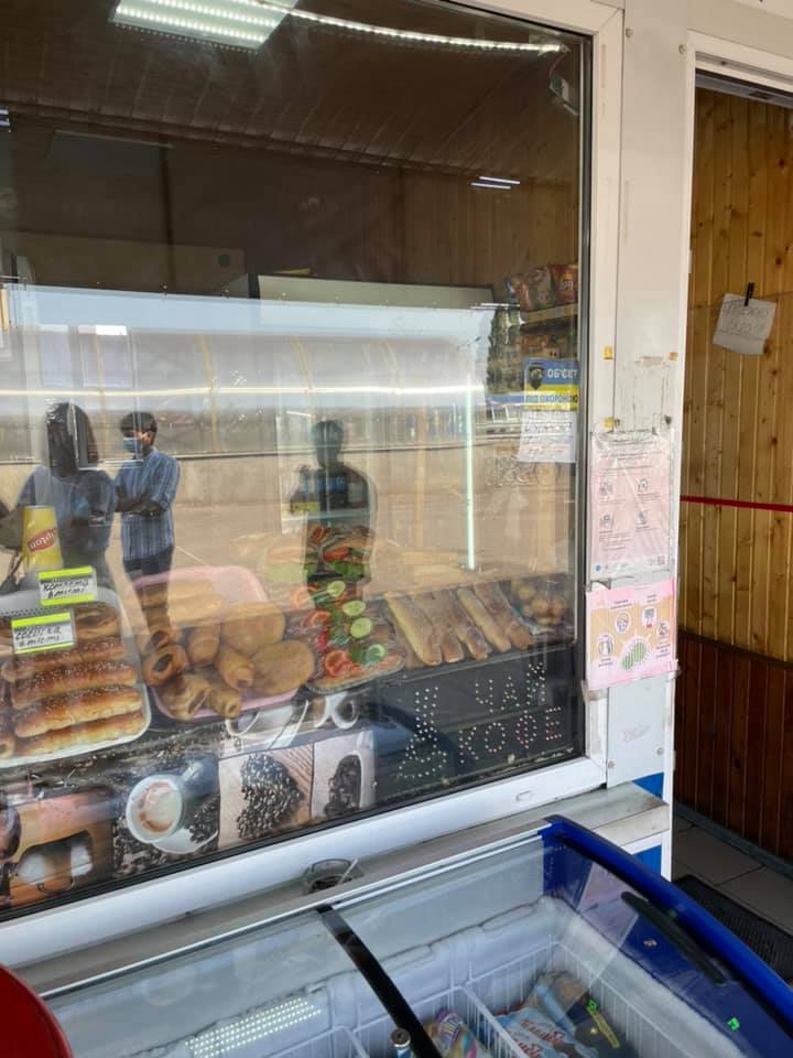 Украинец на автовокзале купил выпечку с "сюрпризом": внутри кишела червями (фото)