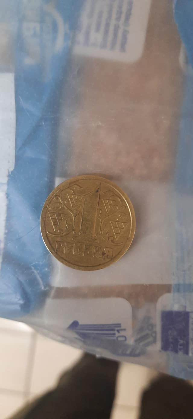 Украинцу в супермаркете дали на сдачу редкую монету, которая стоит почти 1000 грн (фото)