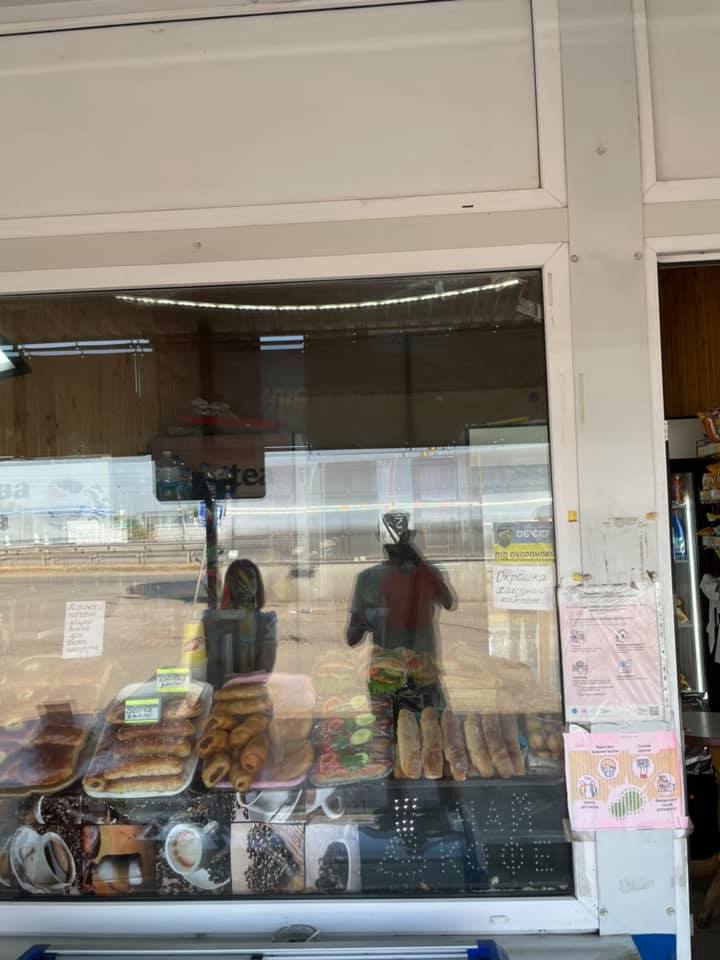 Украинец на автовокзале купил выпечку с "сюрпризом": внутри кишела червями (фото)