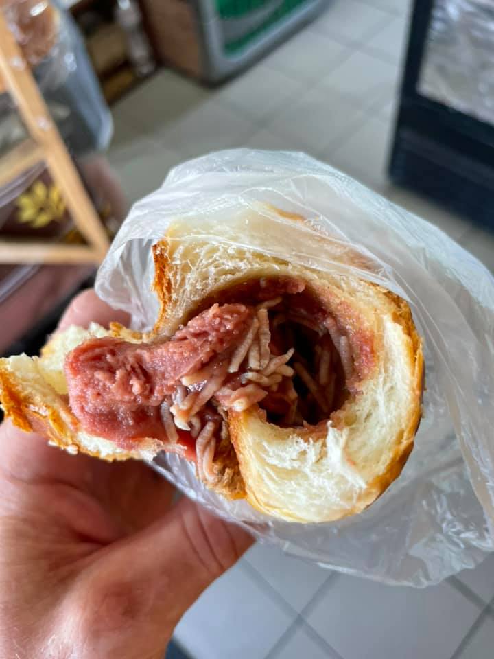 Украинец на автовокзале купил выпечку с "сюрпризом": внутри кишела червями (фото)