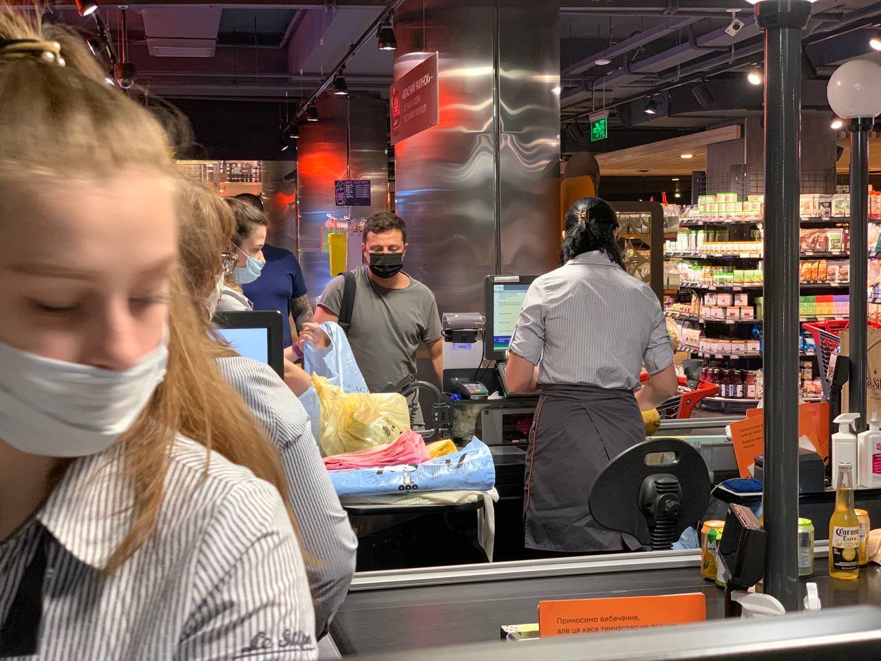 Зеленського "застукали" в несподіваному місці (фото)