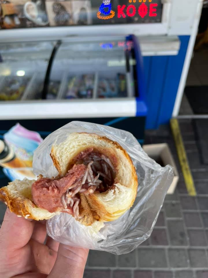 Украинец на автовокзале купил выпечку с &quot;сюрпризом&quot;: внутри кишела червями (фото)