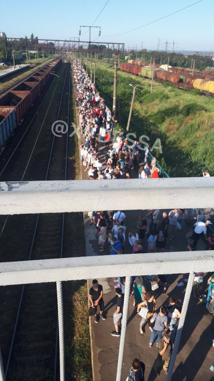 Під Одесою на вокзалі показали гігантську чергу: "дорога життя" (фото)