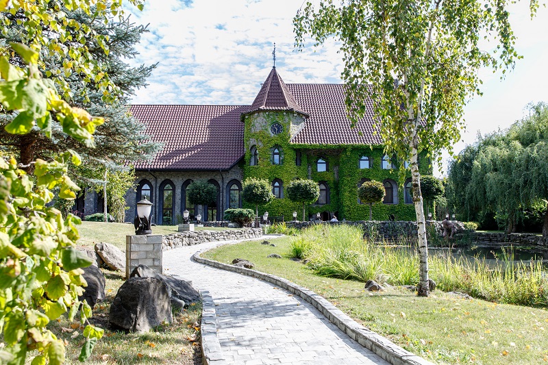 Від пацанки до панянки 4: &quot;пацанок&quot; переселили із сараю в монастир (фото)