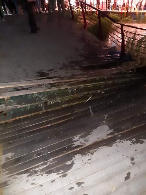 Вкопали мільйони: під Києвом завалився новий пішохідний міст (фото)