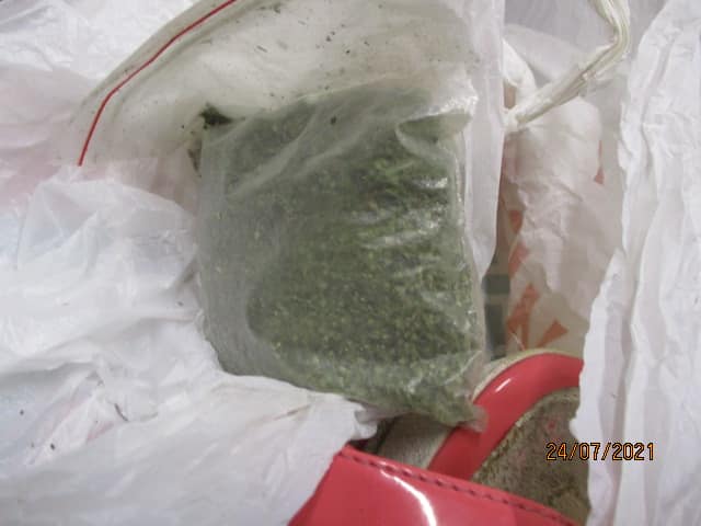 На границе с Россией задержали &quot;Золушку&quot; с сюрпризом в туфельке: через границу шла пешком