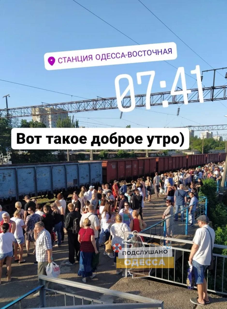 Під Одесою на вокзалі показали гігантську чергу: "дорога життя" (фото)