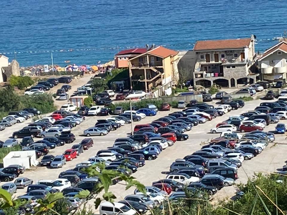 В море мусор, лежаки втридорога: украинец рассказал об "адском" отдыхе в Черногории