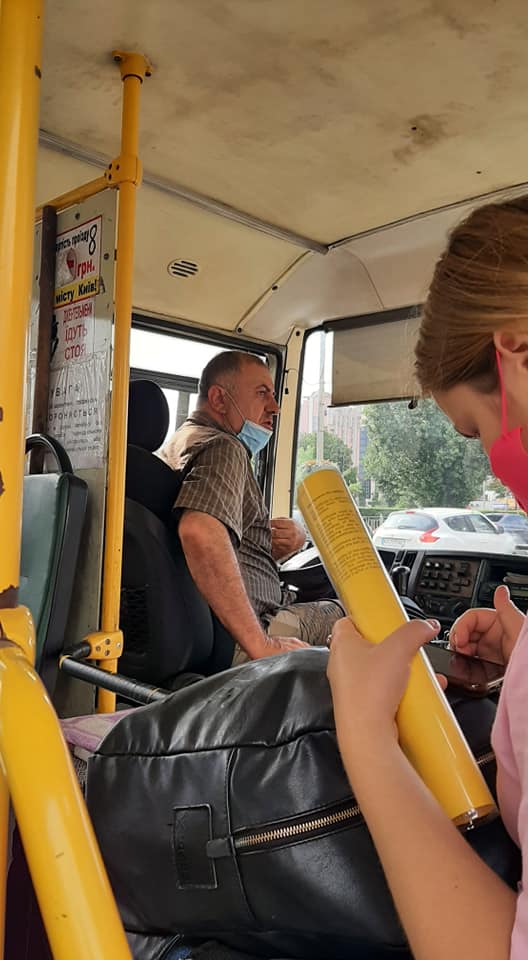 В Киеве водитель не пустил в маршрутку женщину с пятью детьми: &quot;у меня только двое дверей&quot; (фото)