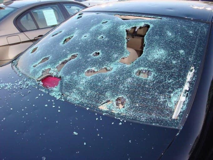 В Италии выпал град размером с яблоко: разрушительная стихия разбила сотни машин (видео)