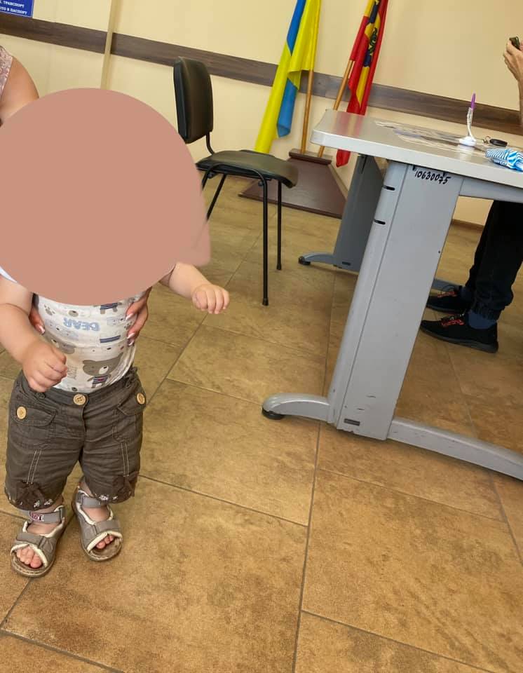Під Одесою жінка кинула однорічну дитину в соцслужбі через кредит на відпочинок