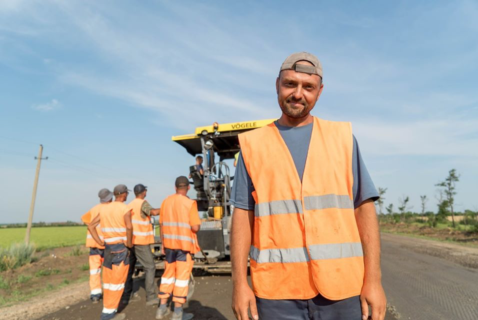 Золоті руки і світлі обличчя: в мережі показали фото працівників &quot;Великого будівництва&quot;