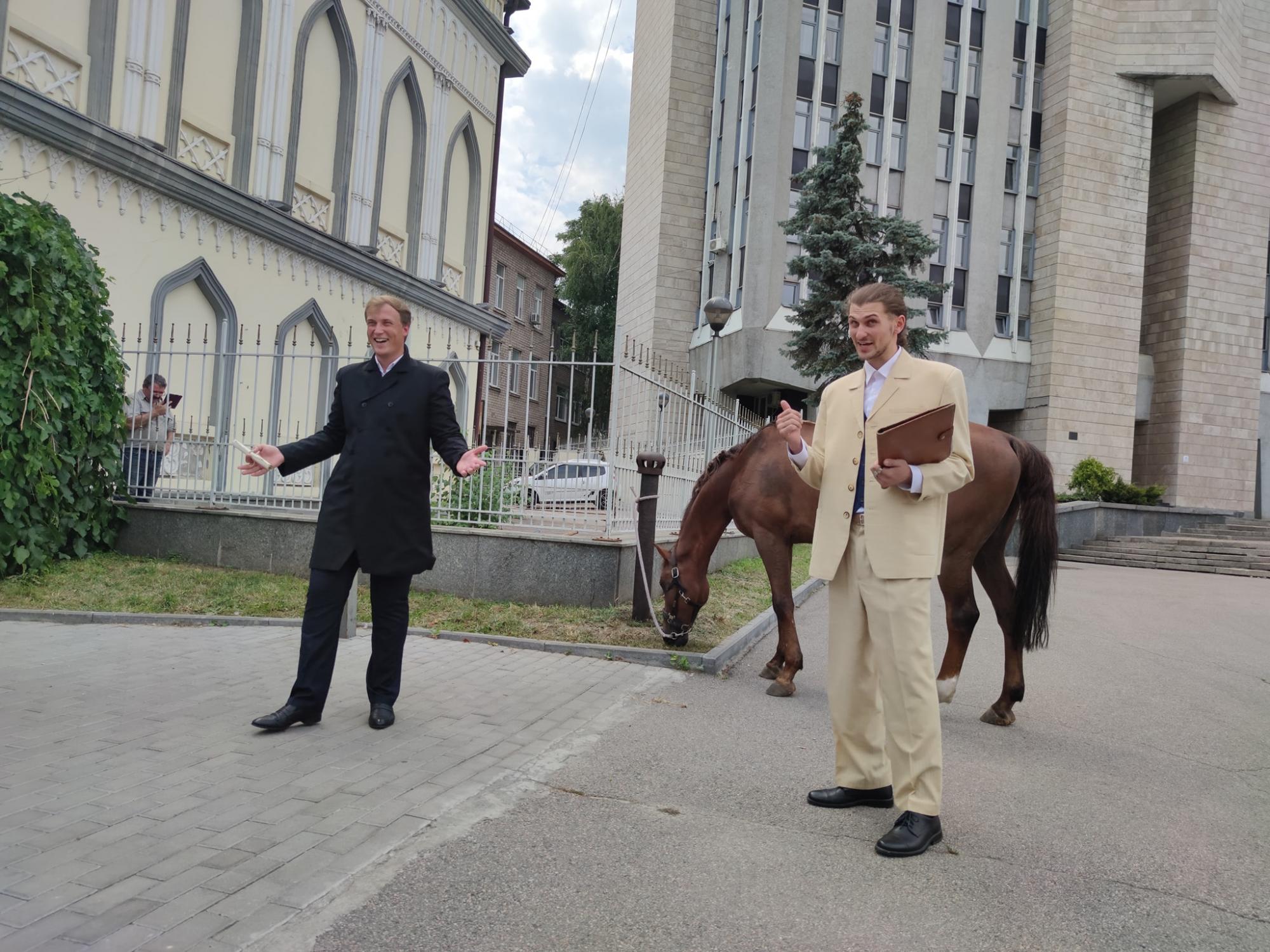 Возле горсовета в Днепре установили &quot;парковку&quot; для лошадей: местные удивились (фото)