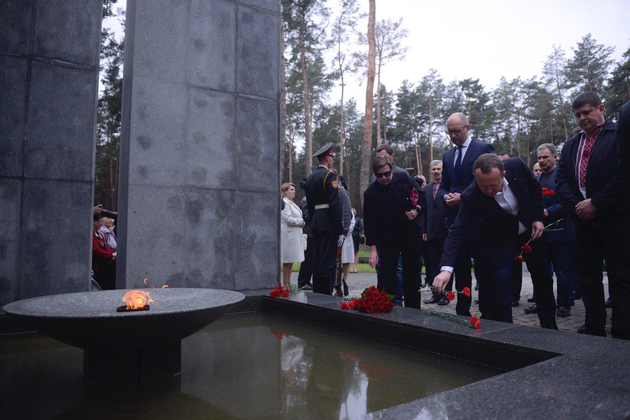 Яценюк с однопартийцами почтили память жертв политрепрессий