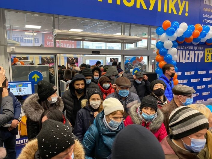 В Мелитополе открылся "Эпицентр", но люди недовольны: о карантине не слышали, главное - скидки