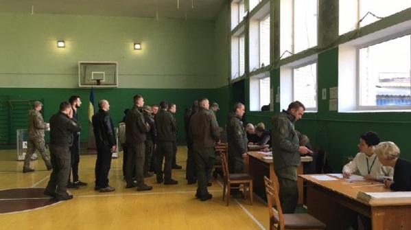 Сначала проголосую: поступок пенсионерки под Киевом восхитил сеть