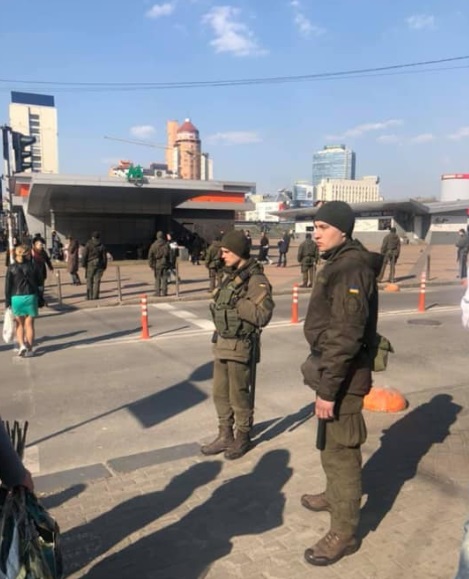 Дебаты Зеленского и Порошенко: к стадиону стянули Нацгвардию (фото)