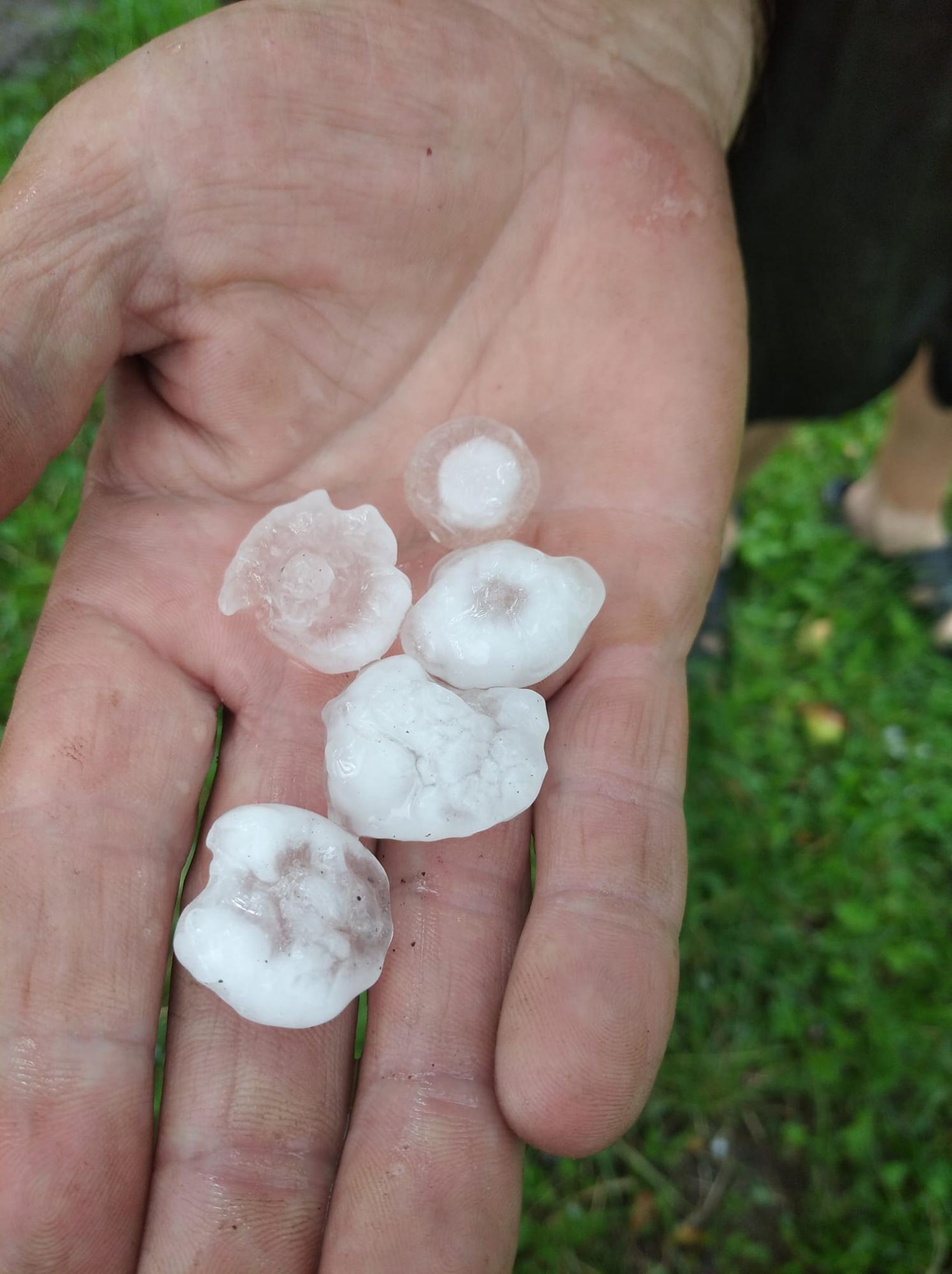 Під Тернополем випав гігантський град розміром з пельмені: "на черзі американські смерчі?"