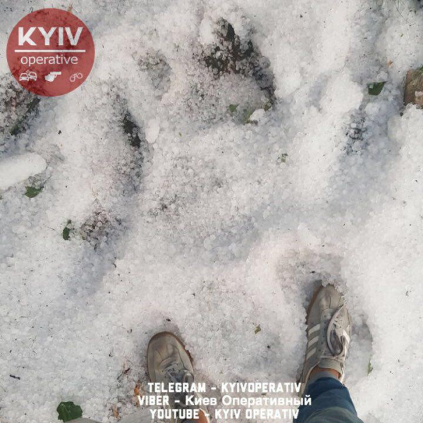 Рятувальники продовжують ліквідовувати наслідки негоди в Києві