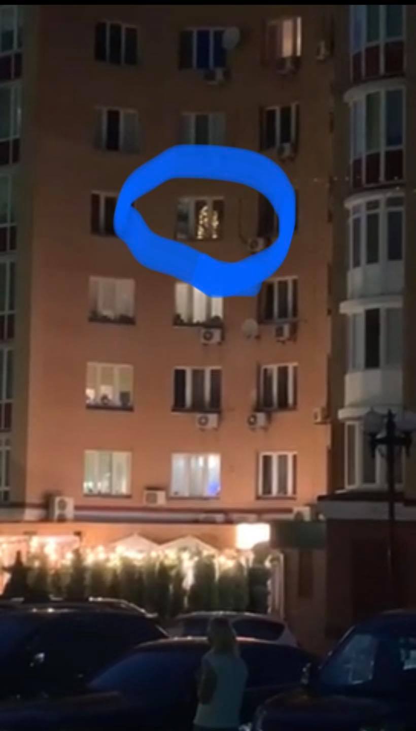 В окне киевской квартиры заметили зажженную новогоднюю елку: "сильные люди"