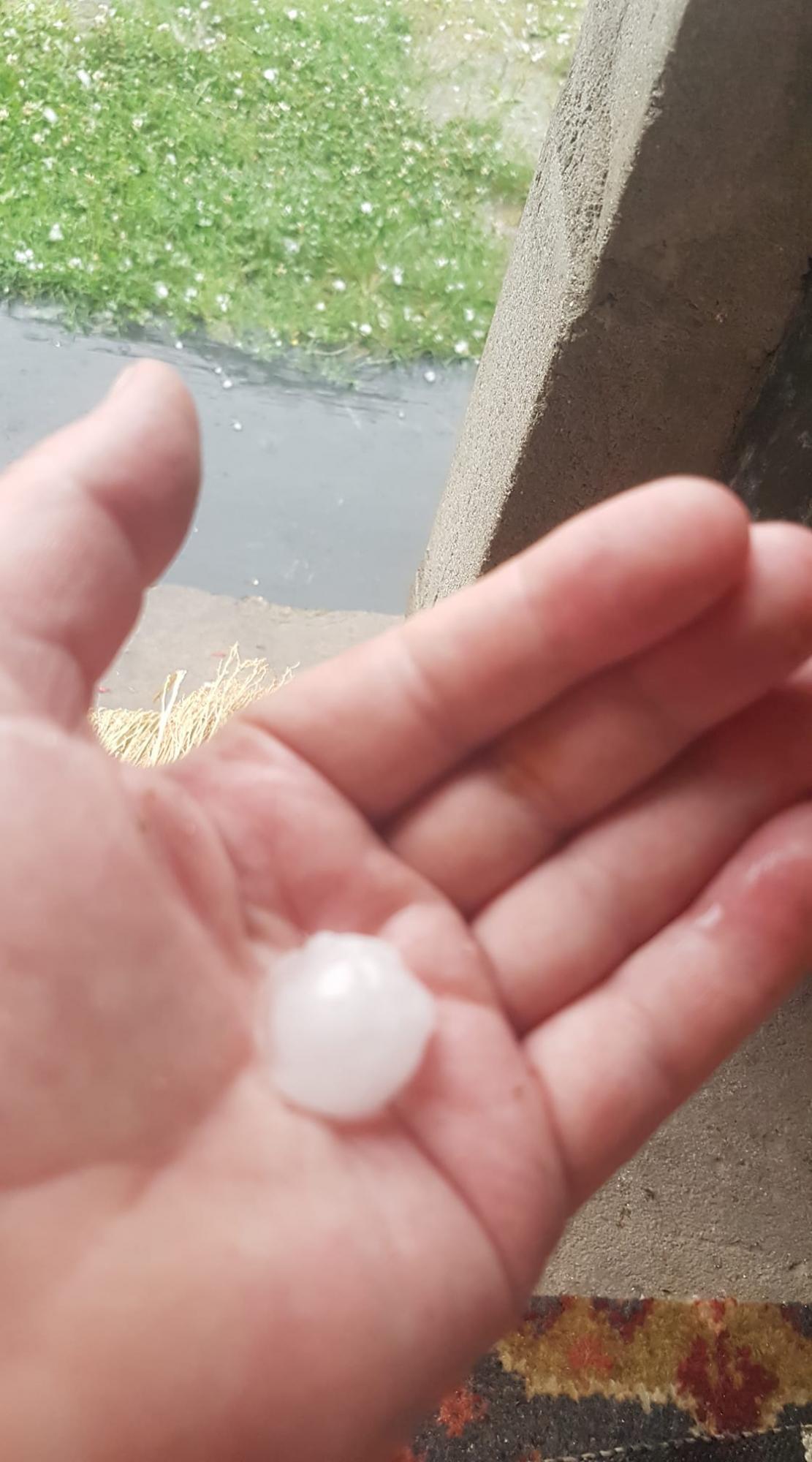 Під Тернополем випав гігантський град розміром з пельмені: "на черзі американські смерчі?"