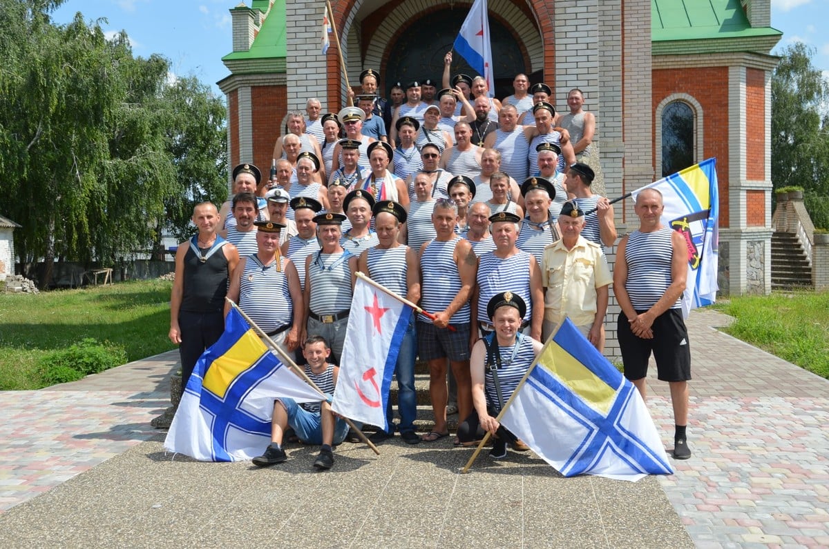 Під Полтавою мер оскандалився через прапор із серпом і молотом: розпочато розслідування (фото)