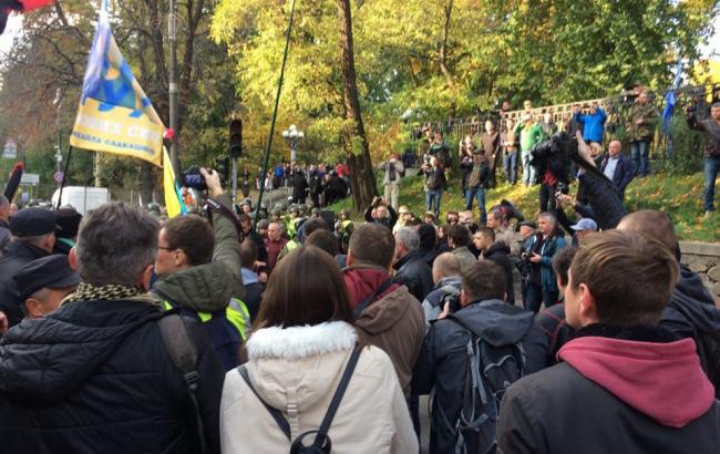 Під будівлею Ради почалися сутички