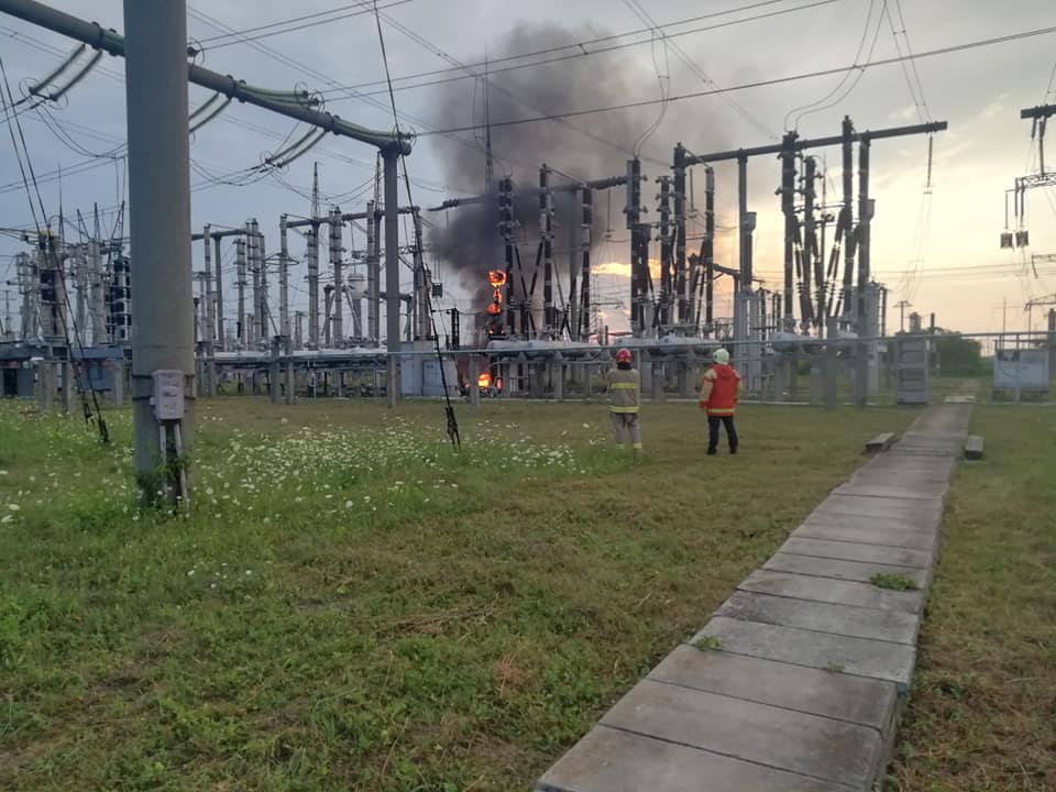 ЧП на подстанции в Ровно лишило света весь район: видео масштабного пожара