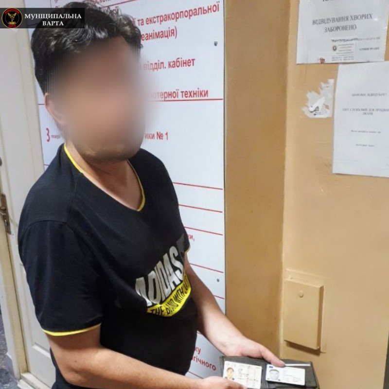 Сказал, что ему нужна помощь: в киевской больнице задержали вора (фото)