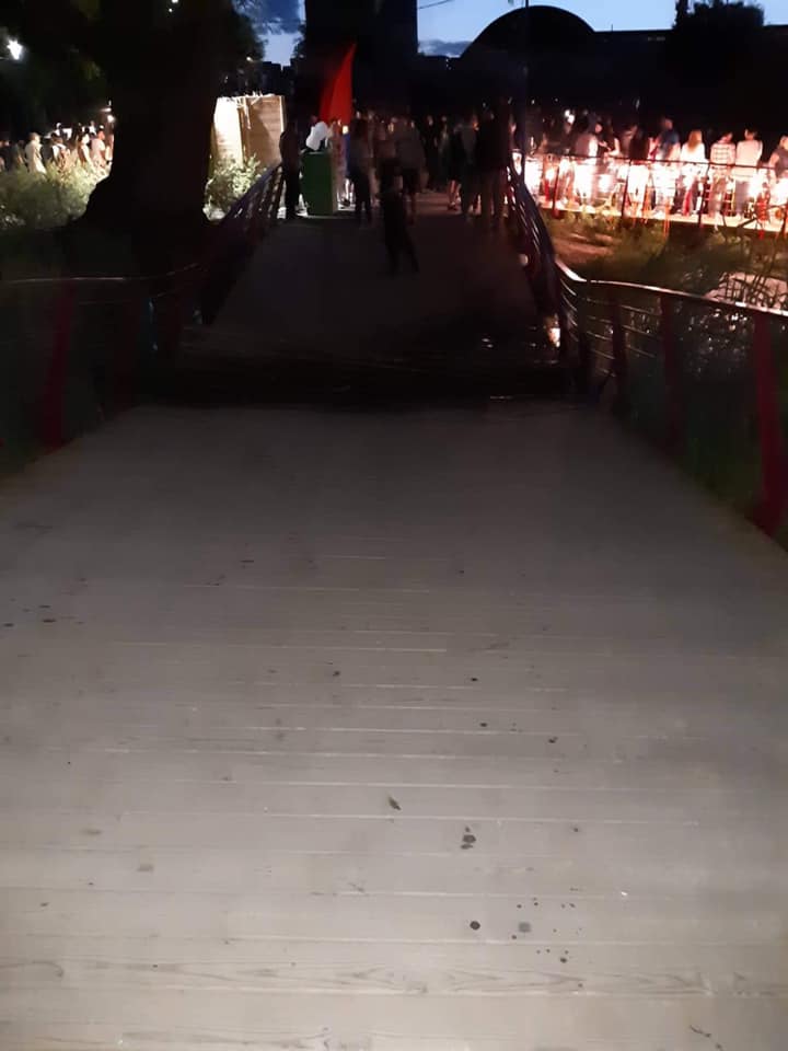 Вкопали мільйони: під Києвом завалився новий пішохідний міст (фото)