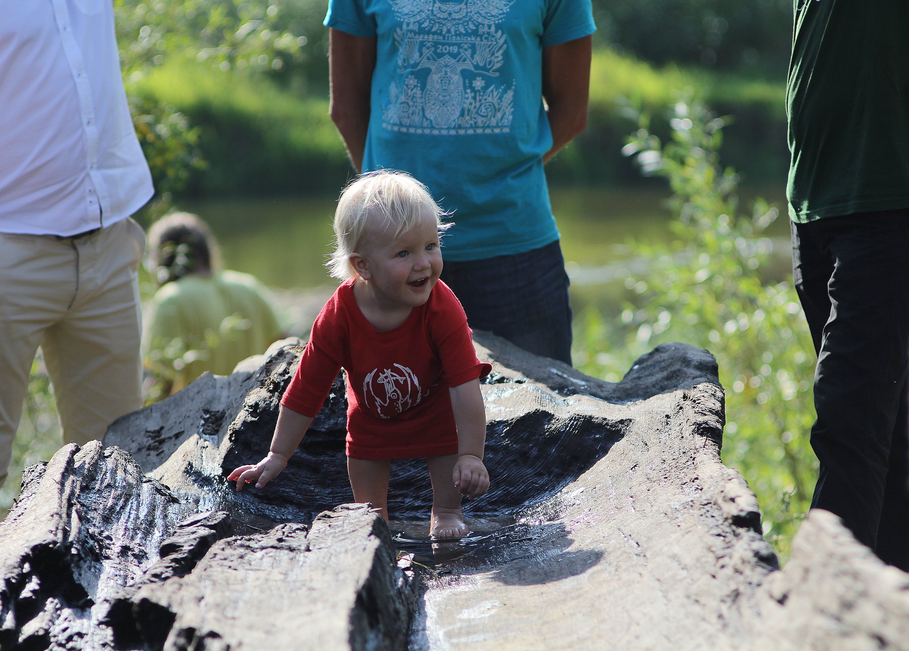 Под Ровно с реки подняли лодку ручной работы весом в 3 тонны: фото и видео