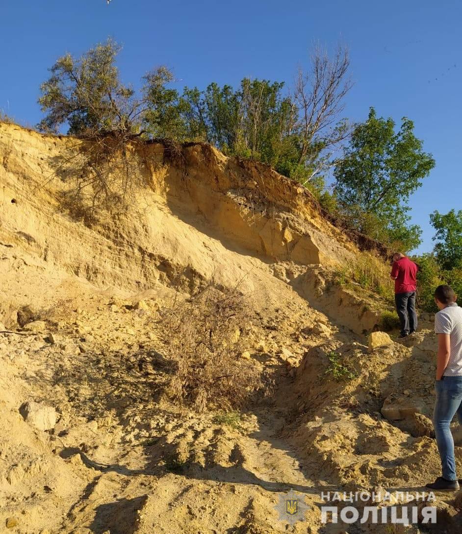 Під Харковом дитину засипало піском: підлітка шукали всю ніч