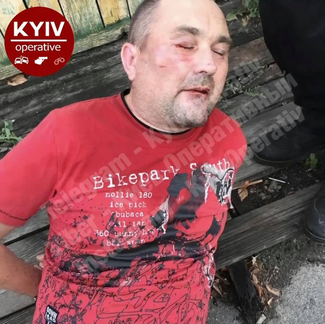 У центрі Києва неадекват чіплявся до перехожих і вдарив ножем підлітка (відео)