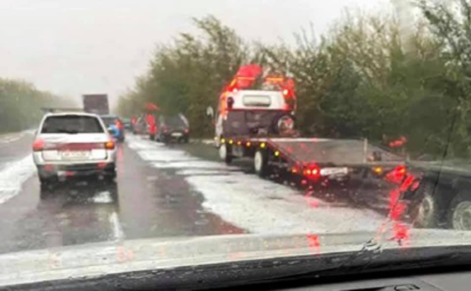 &quot;Сніговий&quot; град під Одесою переполошив українців: які ще сюрпризи готує погода (відео)