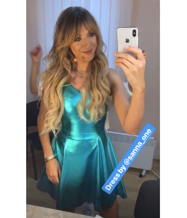 Соблазнительная куколка: Леся Никитюк в неоновом мини-платье блеснула точеной фигурой