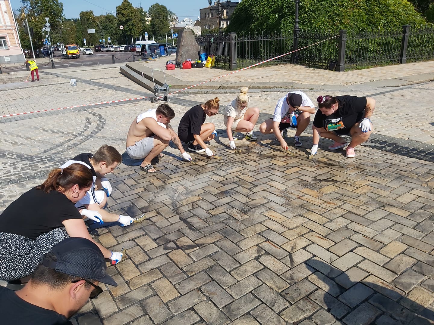 Фото дня: Alyona Alyona драит Софийскую площадь