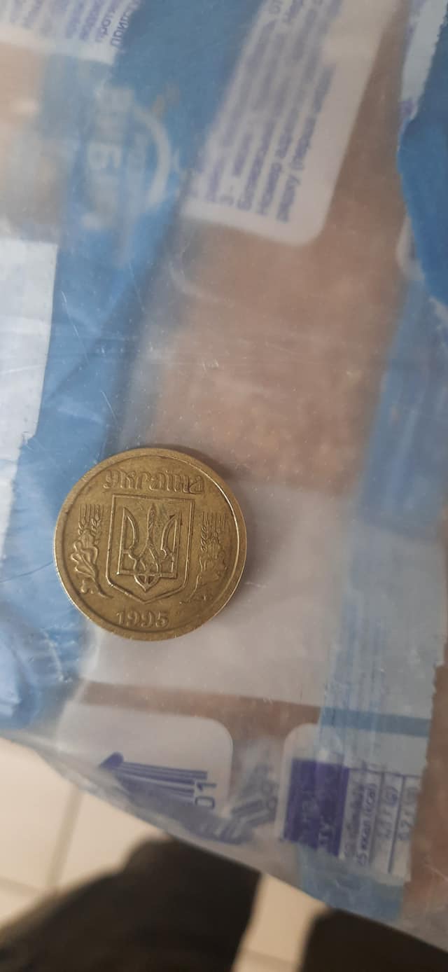 Украинцу в супермаркете дали на сдачу редкую монету, которая стоит почти 1000 грн (фото)