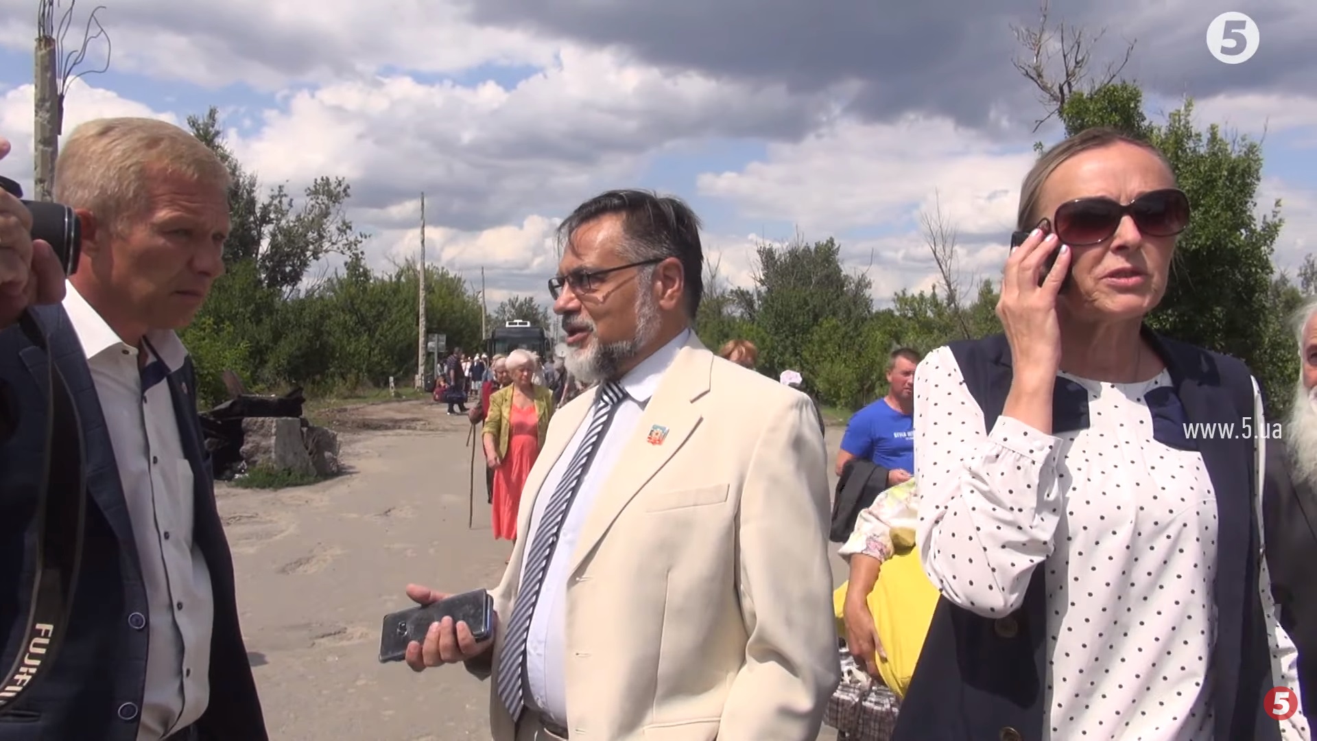 Язичок прикуси! Чиновники "ЛНР" погрожували і качали права за лінією розмежування