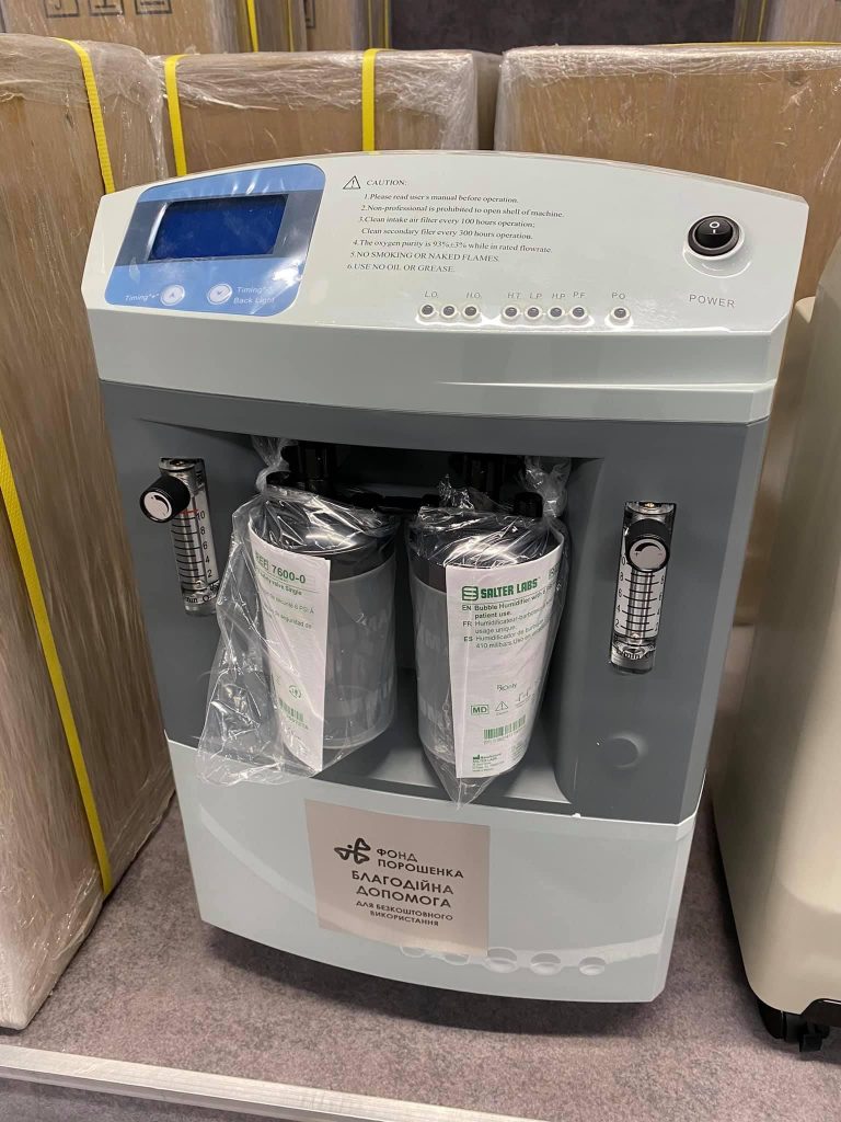 У лікарні на західній Україні привезли кисневе обладнання від Фонду Порошенка