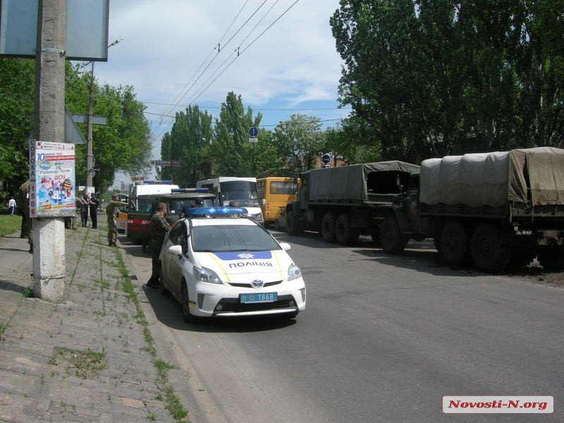 У Миколаєві армійський вантажівка зіткнулася з трьома авто, включаючи шкільний автобус