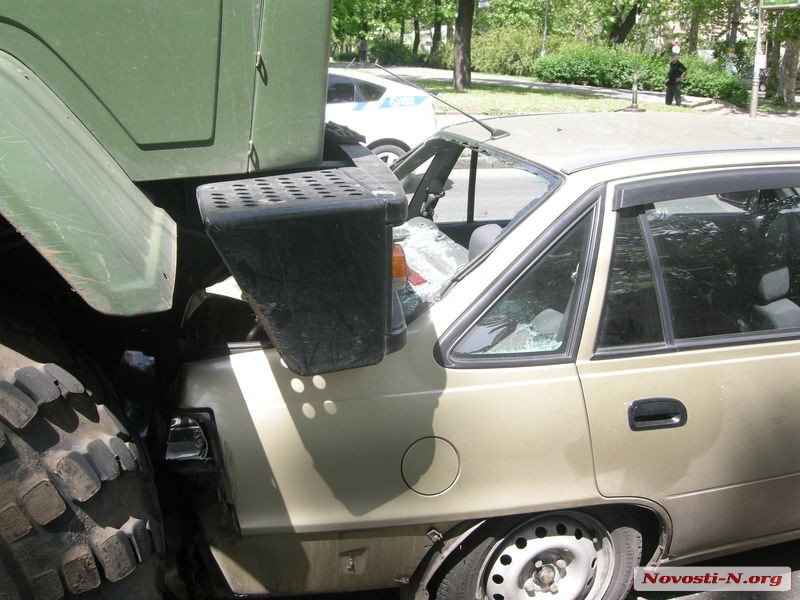 У Миколаєві армійський вантажівка зіткнулася з трьома авто, включаючи шкільний автобус