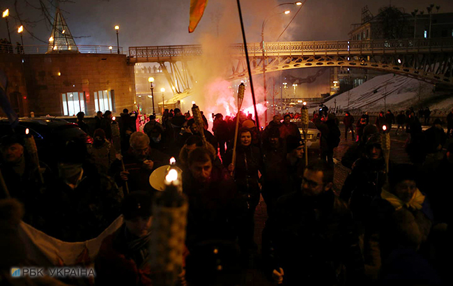 Активісти на Майдані запалили фаєри