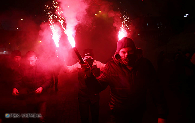 Активісти на Майдані запалили фаєри