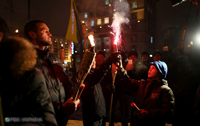Активісти на Майдані запалили фаєри
