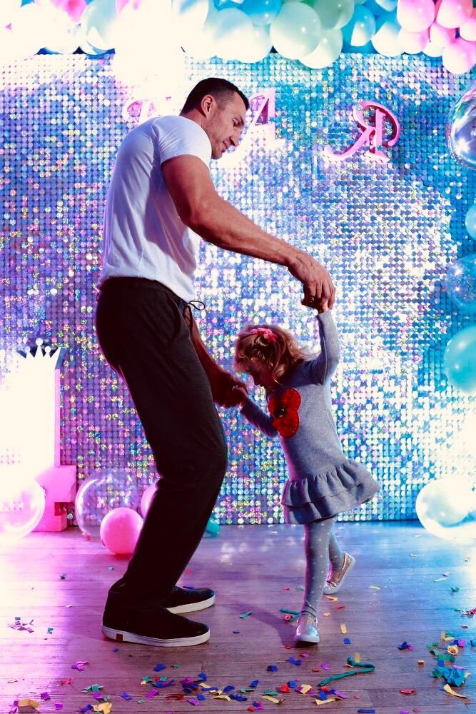 Самый лучший отец: экс-невеста Кличко показала танцующего боксера с дочкой