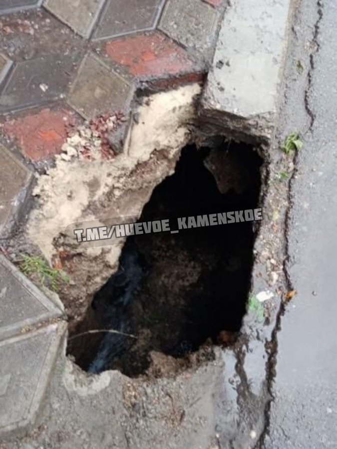 У Кам'янському жінка провалилася під землю на зупинці: опинилася в капкані