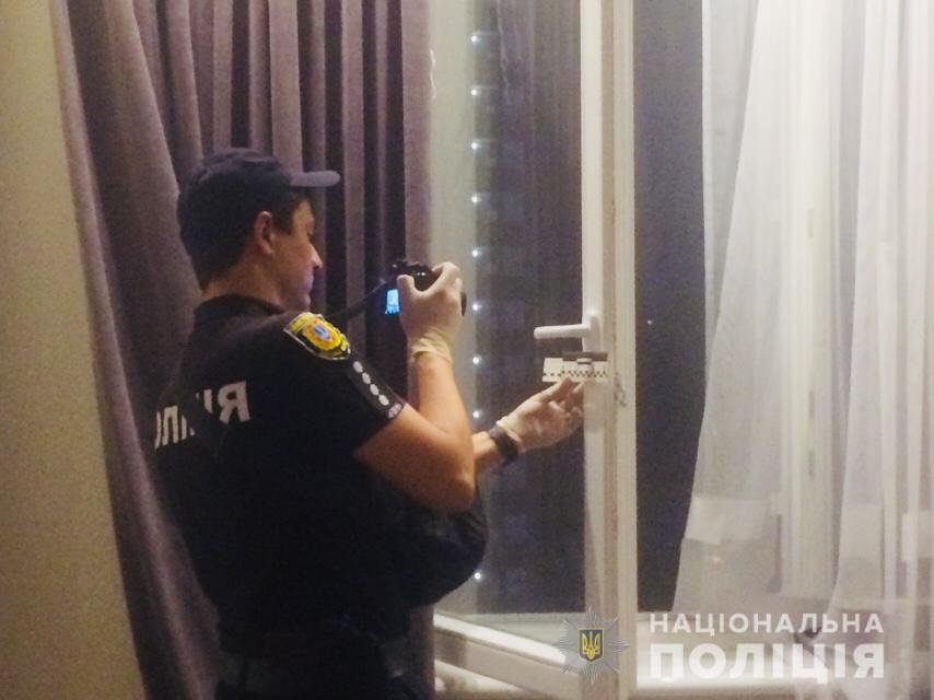 В Одесі п'ятирічна дівчинка випала з вікна 10-го поверху: подробиці жахливої трагедії