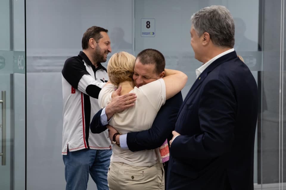 Порошенко поздравил с днем рождения политзаключенного Сущенко